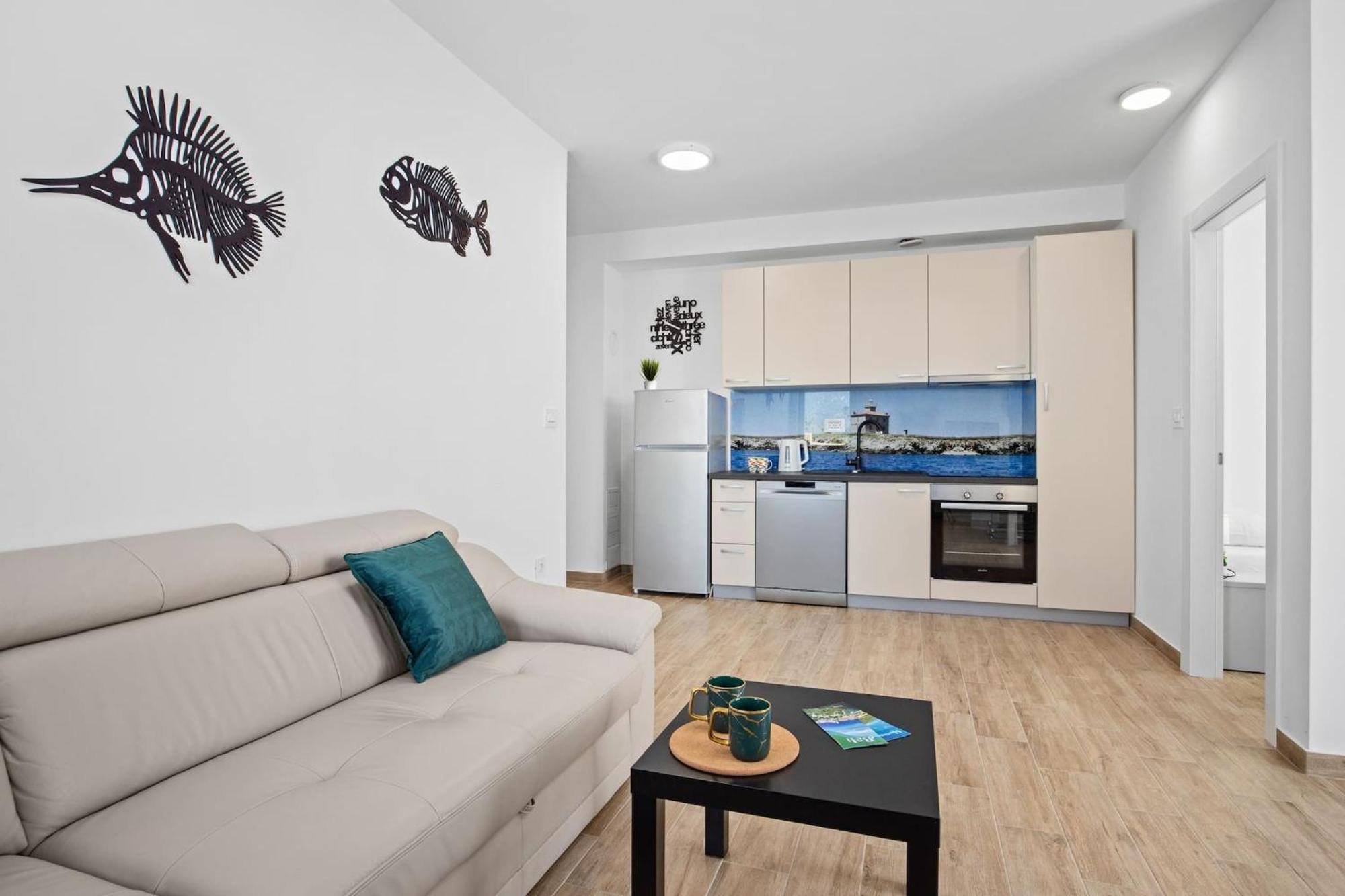 Tim & Klara - Sunny Island Cres